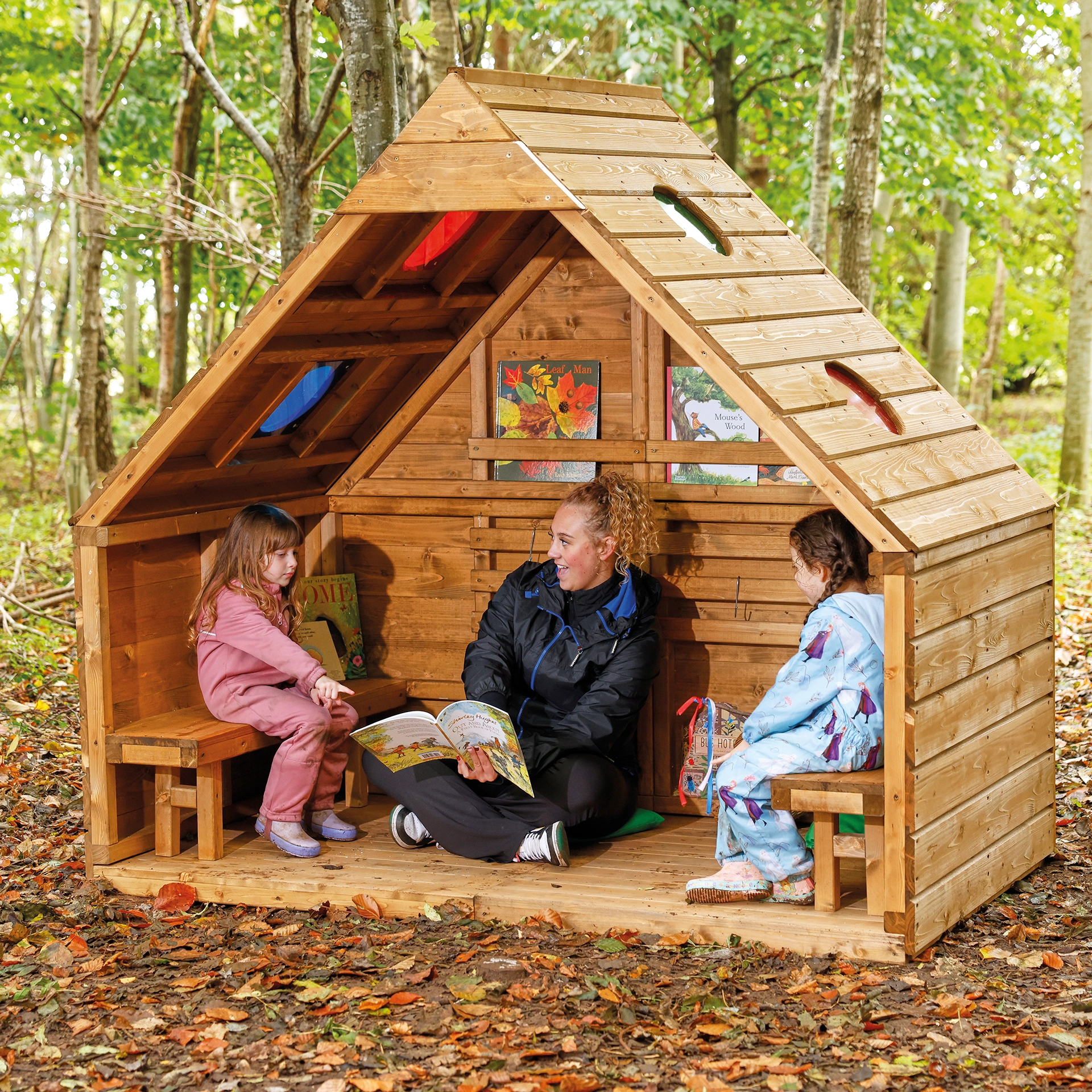 Cosy Outdoor Waldhütte mit bunten Fenstern