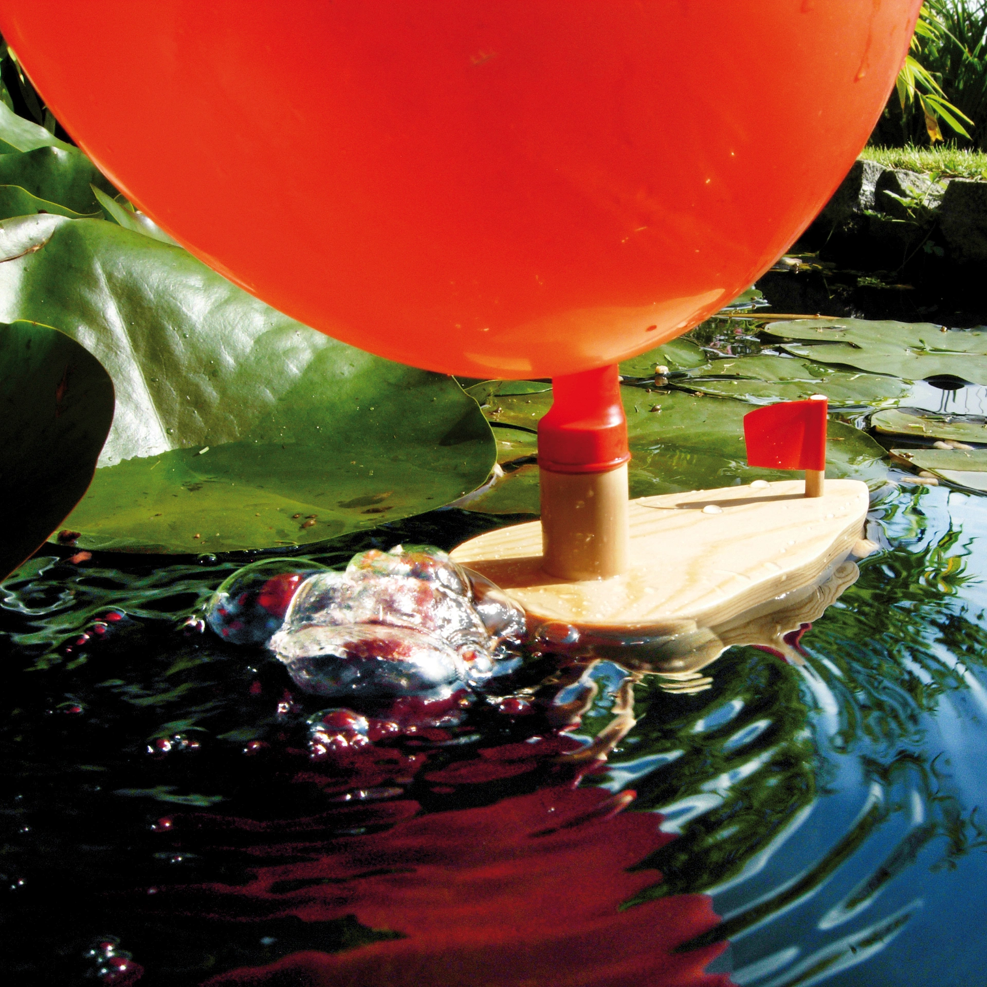 Holzboot mit Ballon